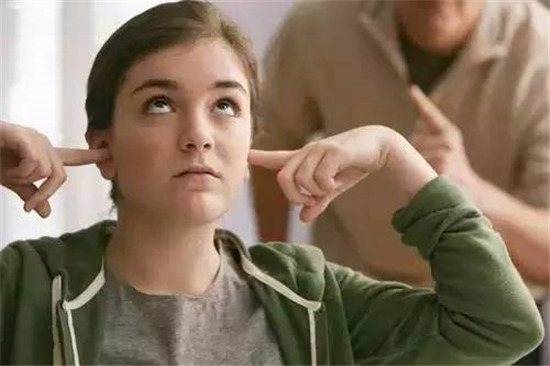 13岁孩子与母亲争吵后跳楼，父母请学会科学跟孩子“吵架”