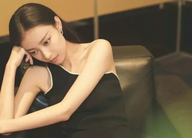 她们不是没穿内衣，而是会穿内衣