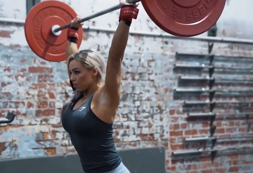 五步掌握杠铃站姿推举:强化三角肌前束,让你的上肢训练稳定高效