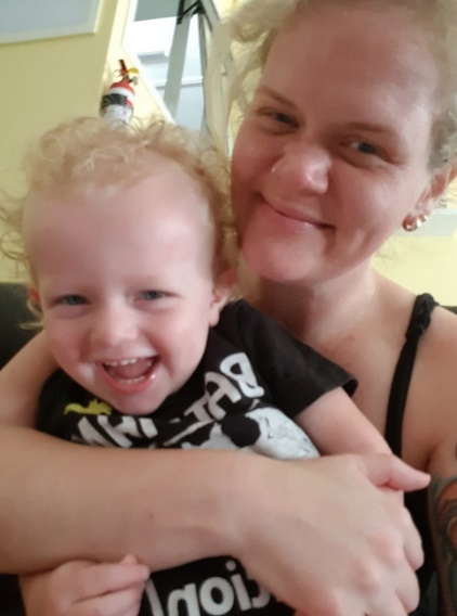 澳洲2岁熊孩子趁妈妈不注意，拿着屁屁霜就往1.6万的电视机上抹