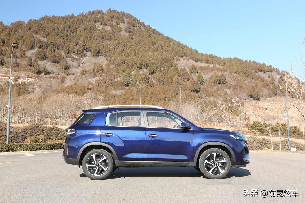 试驾黑色全新北京现代ix35,最新款2.0升北京现代ix35试驾