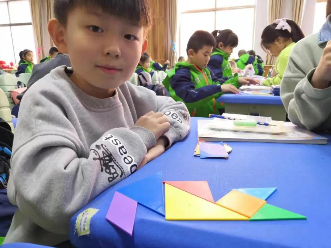 【寓教于乐】敕勒川绿地小学乌兰分校一年级开展​玩转七巧板趣味拼搭活动​