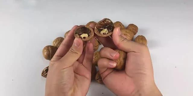核桃剥外衣最简单的方法,核桃上有一个小孔