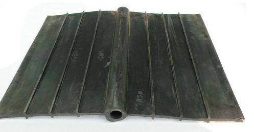 橡胶制品有裂缝,橡胶表面一层白色物是什么原因