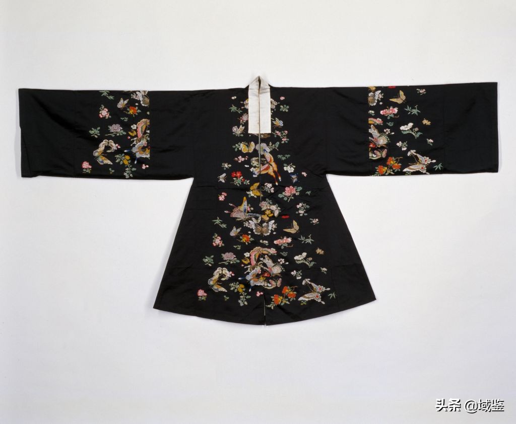 动辄数十万的京剧戏服，写满了中国故事