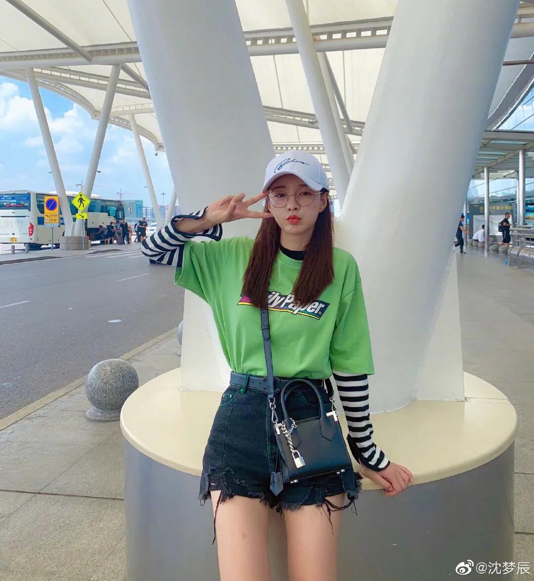 沈梦辰穿短款黑白条纹 (沈梦辰穿黑色吊带背心清凉出街)