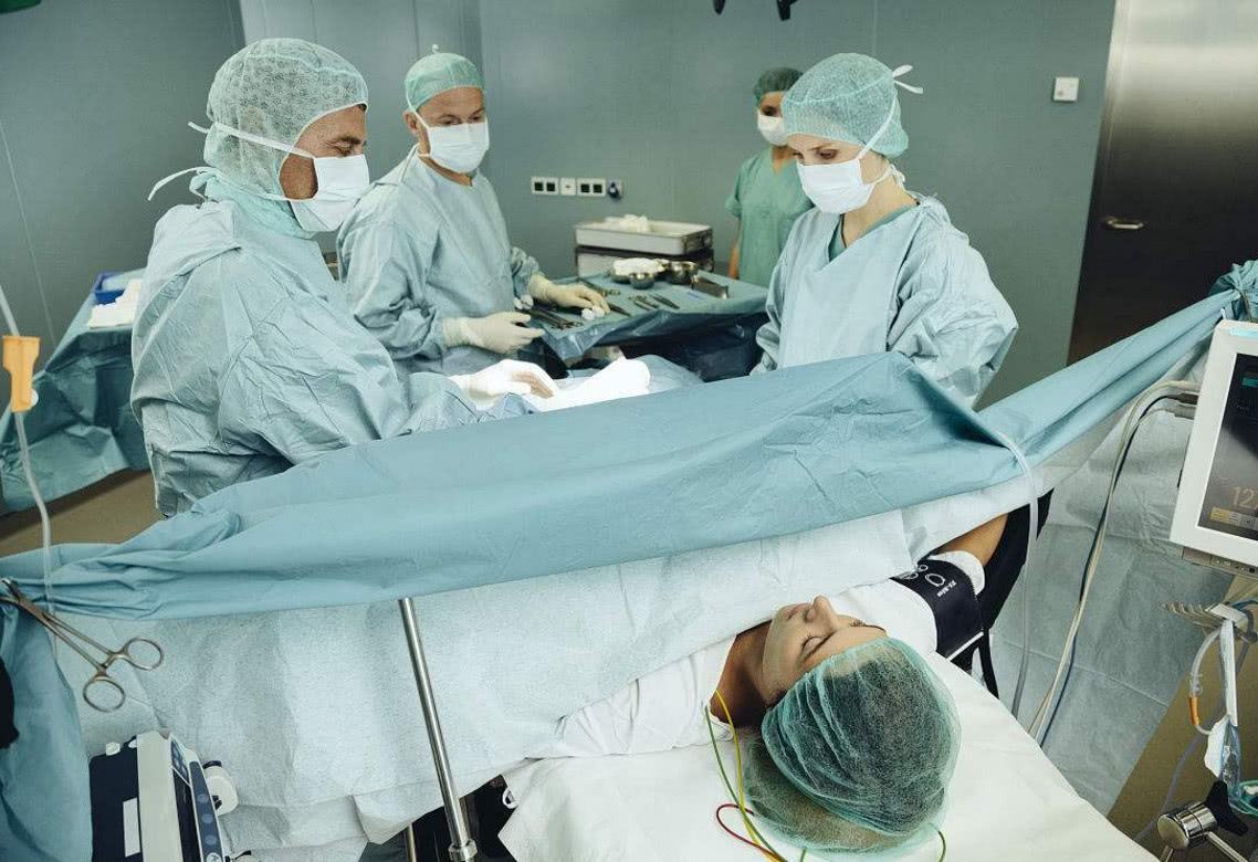 剖腹产手术把子宫拿出来,剖腹产手术需要从子宫取出胎儿吗