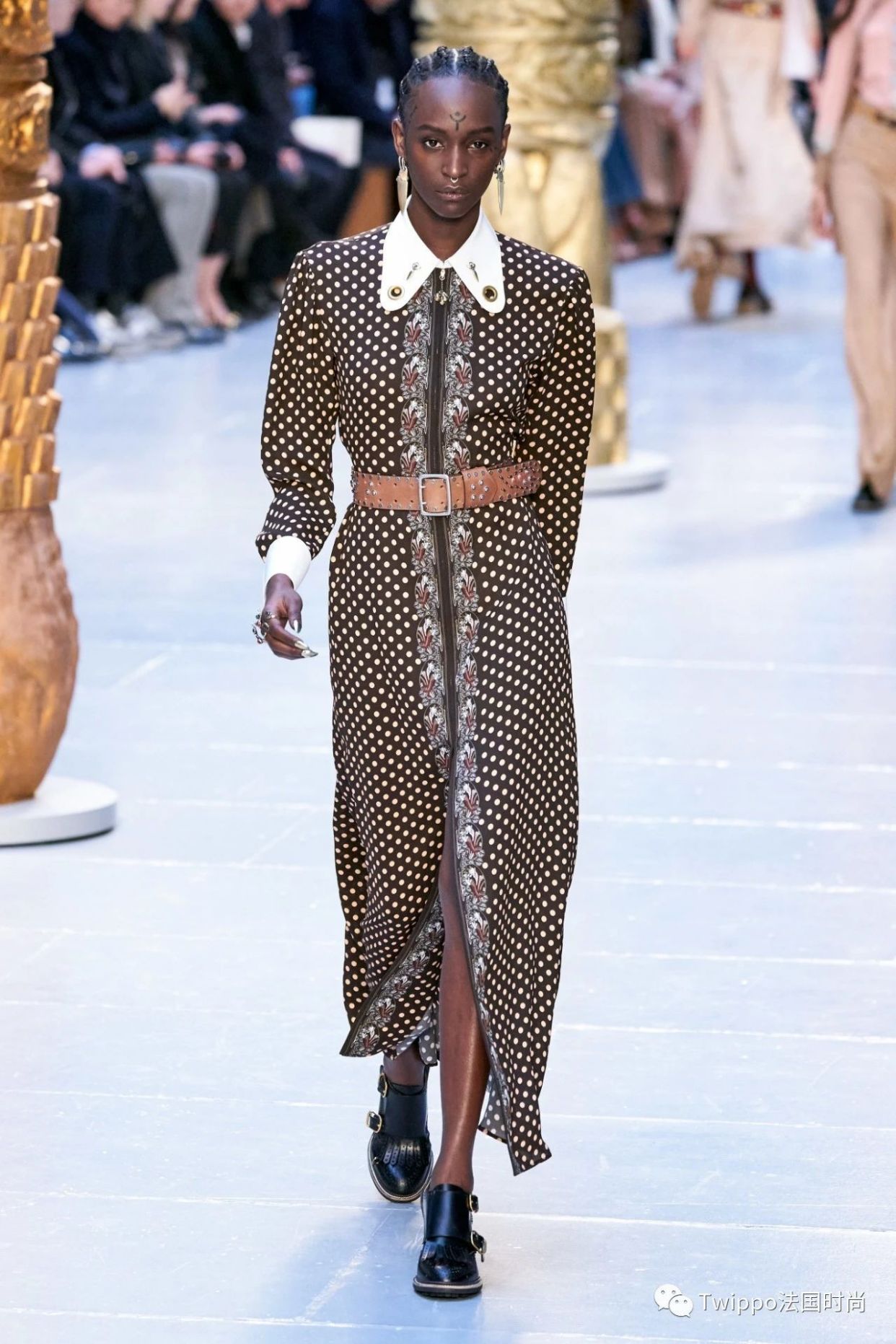 2020秋冬巴黎时装周givenchy秀场 (jacquemus 2020巴黎时装周秀场)