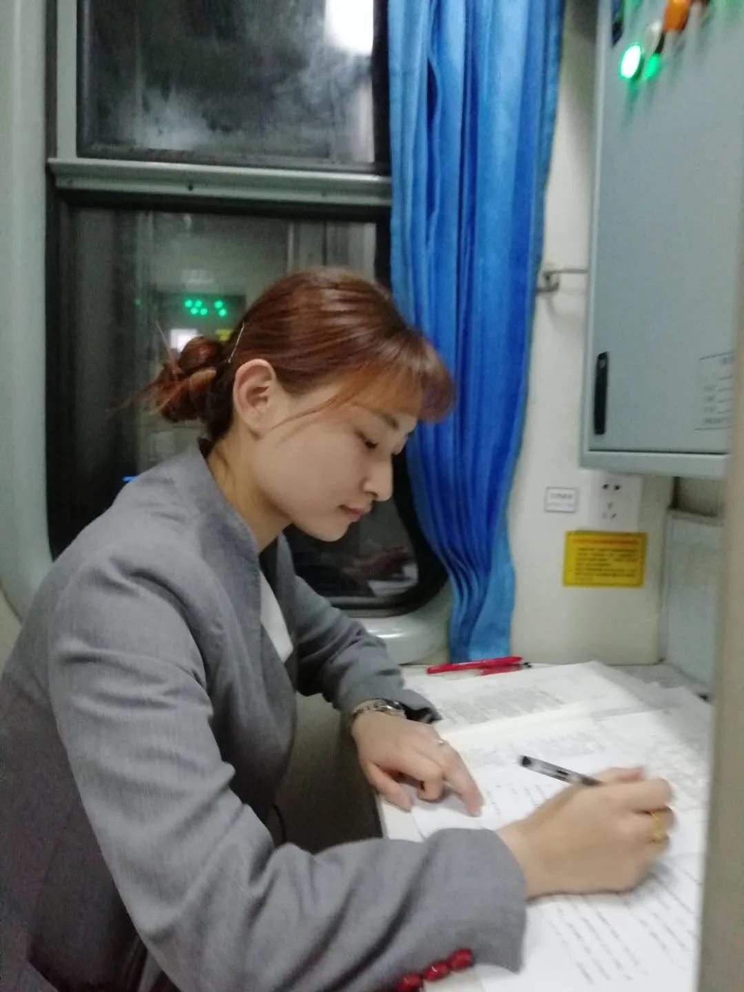 怎么才能当高铁列车长,高铁多久才能成为列车长