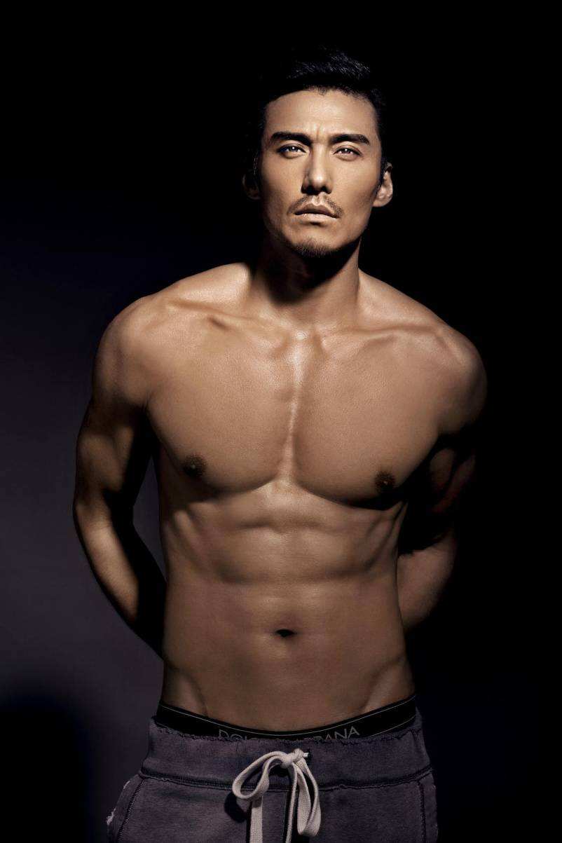 他是偶像剧祖师、颜值身材完爆陈冠希，誓做时髦老头……他是胡兵