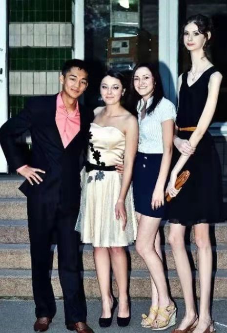 女孩得“肢体细长症”脖子18厘米长，从自卑抑郁变成自信仙女