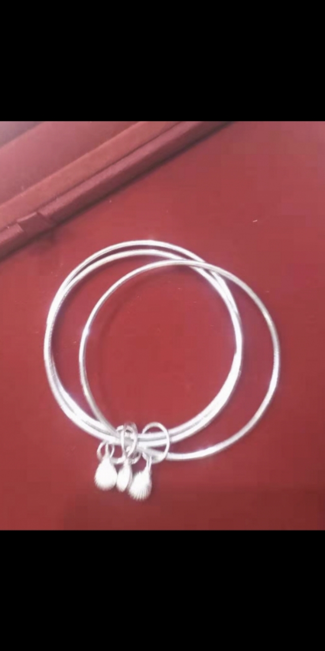 纯银手镯戴了手上发黑是怎么回事,为什么现在银手镯没有黄金好看了