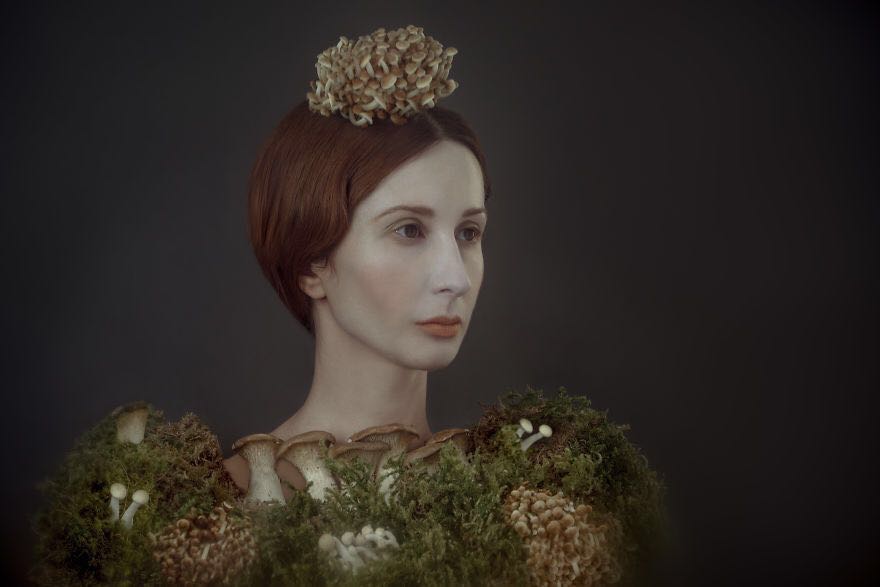 她把鱿鱼、巧克力、番茄粘到身上,拍出一组绝美的自拍写真