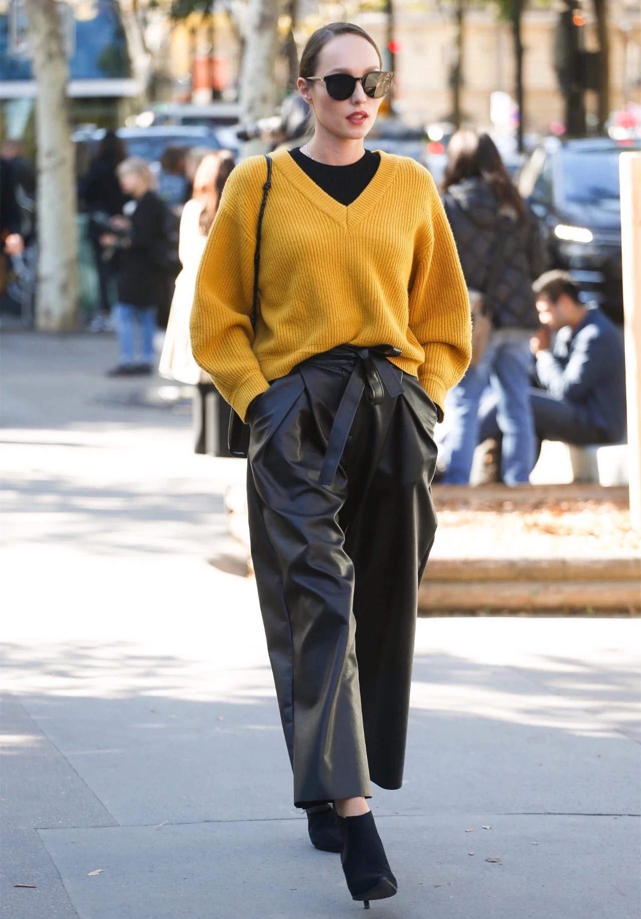 秋冬v领毛衣怎么搭配好看,什么颜色的v领毛衣比较百搭