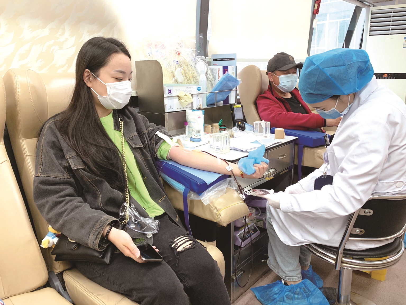 才下抗疫一线又上献血专车汉阳百余名教师撸起袖子献热血