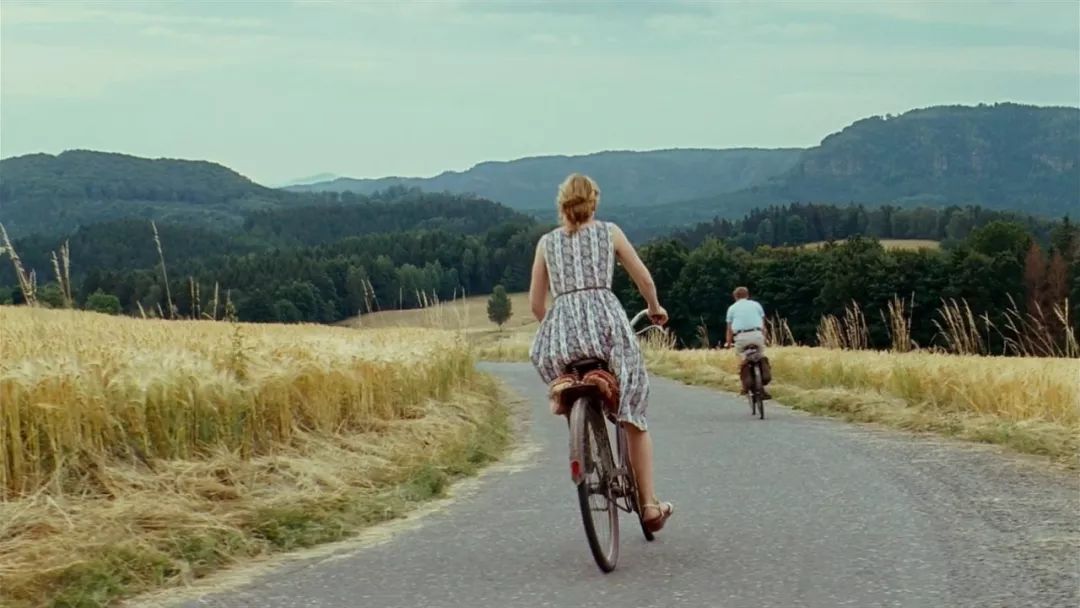 一个男生喜欢一个姐姐的表现,据说每个男孩都有一个初恋