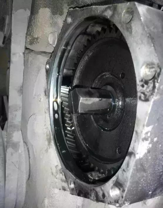 柴油发动机冒白烟启动不了,发动机尾气冒大量白烟加油无力