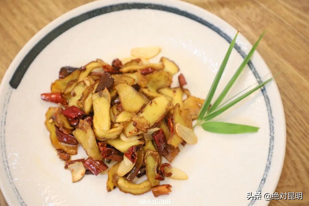 她带西班牙大厨上山捡菌，回昆明后煲出美味红菇汤