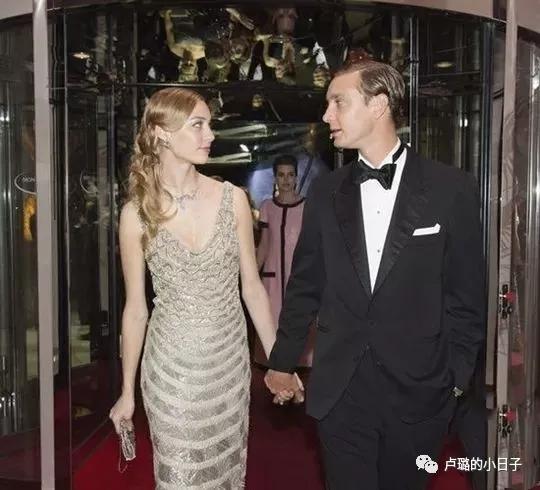 摩纳哥王妃终于精心打扮,摩纳哥最美王妃穿衣搭配