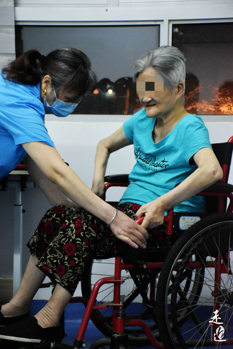 “第一次抠便，我差点吐了”！我和我的三百个爸妈