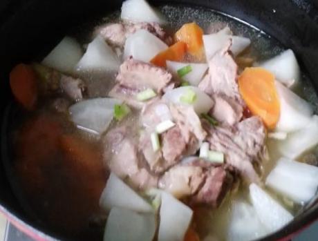 炖排骨汤什么时候放油,炖排骨汤先放盐了怎么办