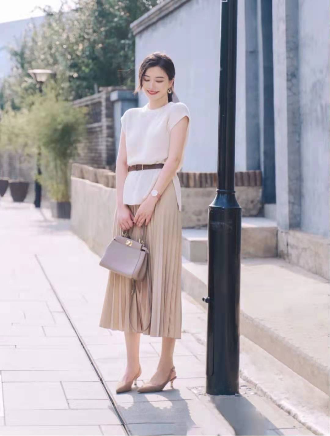 墨绿色百褶裙搭配什么上衣,银灰色百褶裙搭配什么上衣