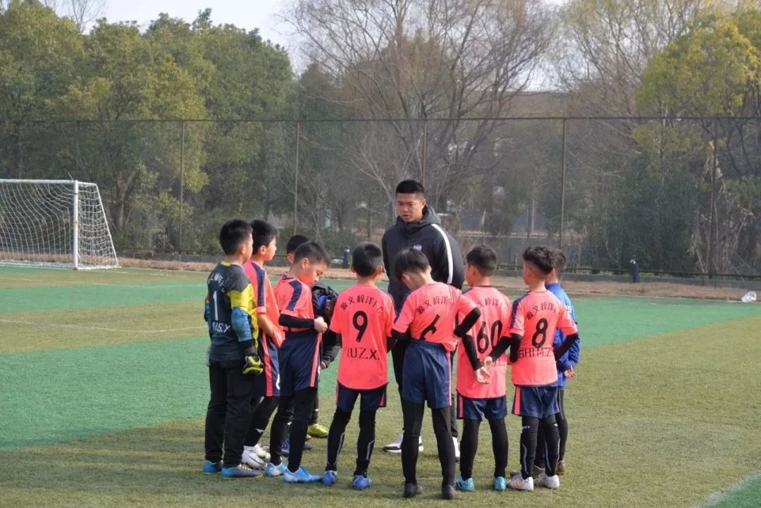 20岁开始踢足球晚不晚,20多岁踢足球晚不晚