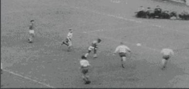 王的两面人生:球技成圣,大嘴无脑的贝利