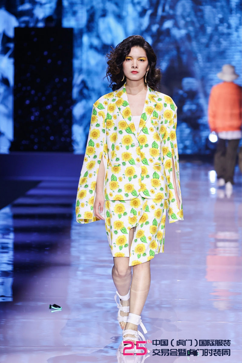 以纯2019夏季秀场,以纯女装2019发布会