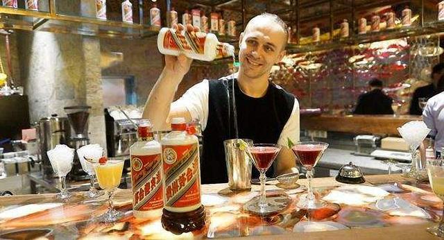 看到茅台的价格瞬间怒了中国游客,日本机场免税店飞天茅台是真的吗