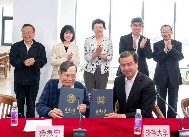 95岁的杨振宁和45岁的翁帆,杨振宁和翁帆的忘年恋现状怎样