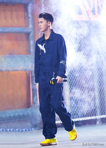 李易峰穿的运动装,李易峰穿灰色运动裤