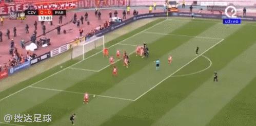 2万人见证一场疯狂德比！*力暴**群殴是正常操作，整座球场烟火四起