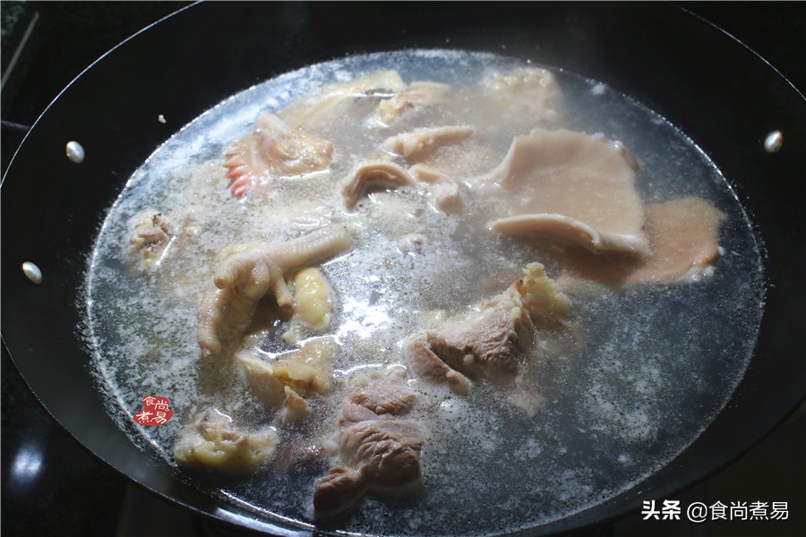 老妈炖的猪肚很好吃,老妈在做猪肚鸡