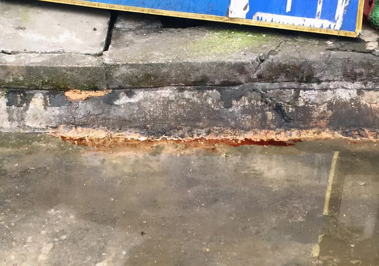 眉山这个社区门口，到处都是下水道油污，又脏又臭到底是怎么事？