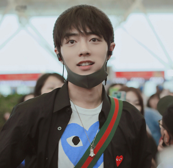 匡威帆布鞋川久保玲联名款,肖战穿的川久保玲和匡威联名鞋