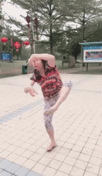 搞笑gif开心一刻,搞笑gif段子妹子你太皮了