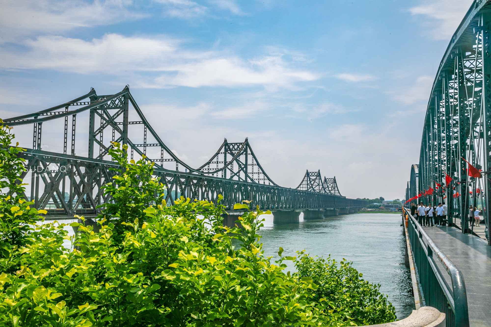 杭州断桥诗情画意,丹东断桥意义非凡:见证了抗美援朝的沧桑历史