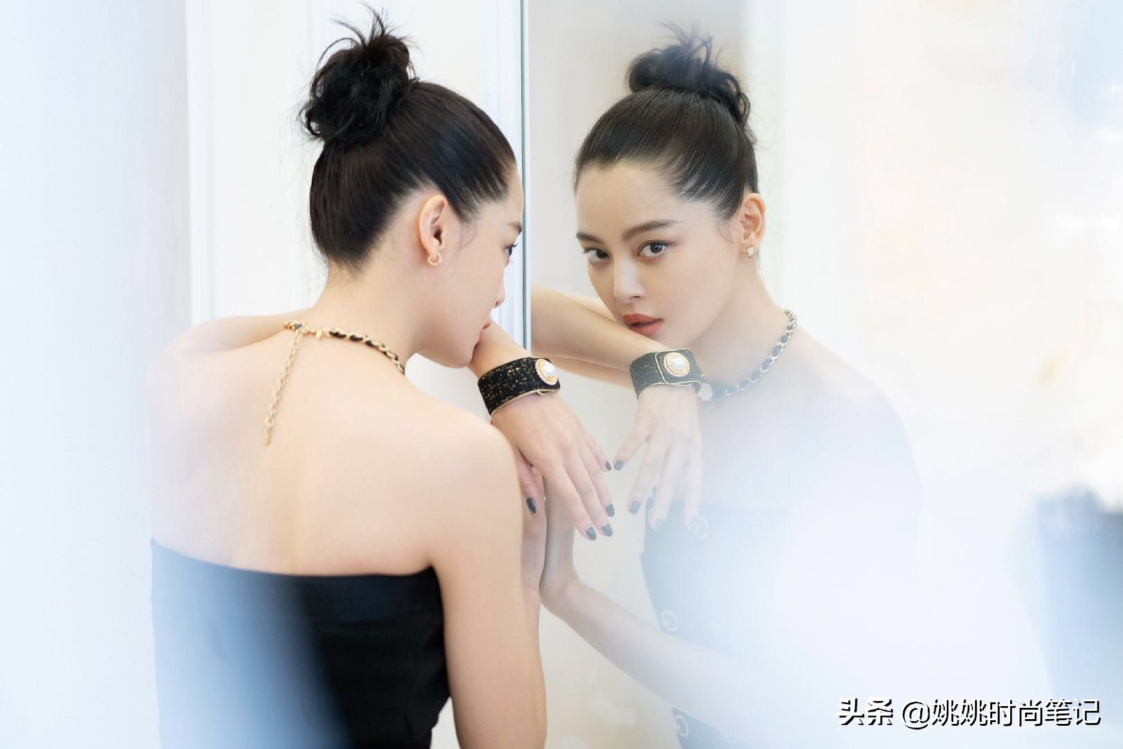 辛芷蕾香奈儿穿搭,辛芷蕾巴黎时装周穿白色拖地礼服