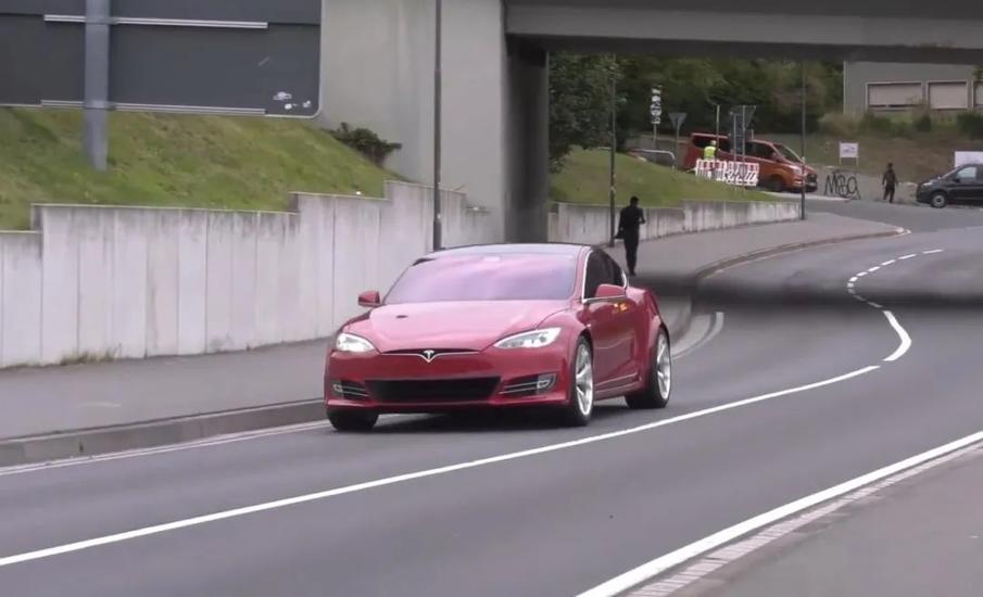 卖车不挣钱,卖软件服务挣钱,为什么特斯拉能干出这事?