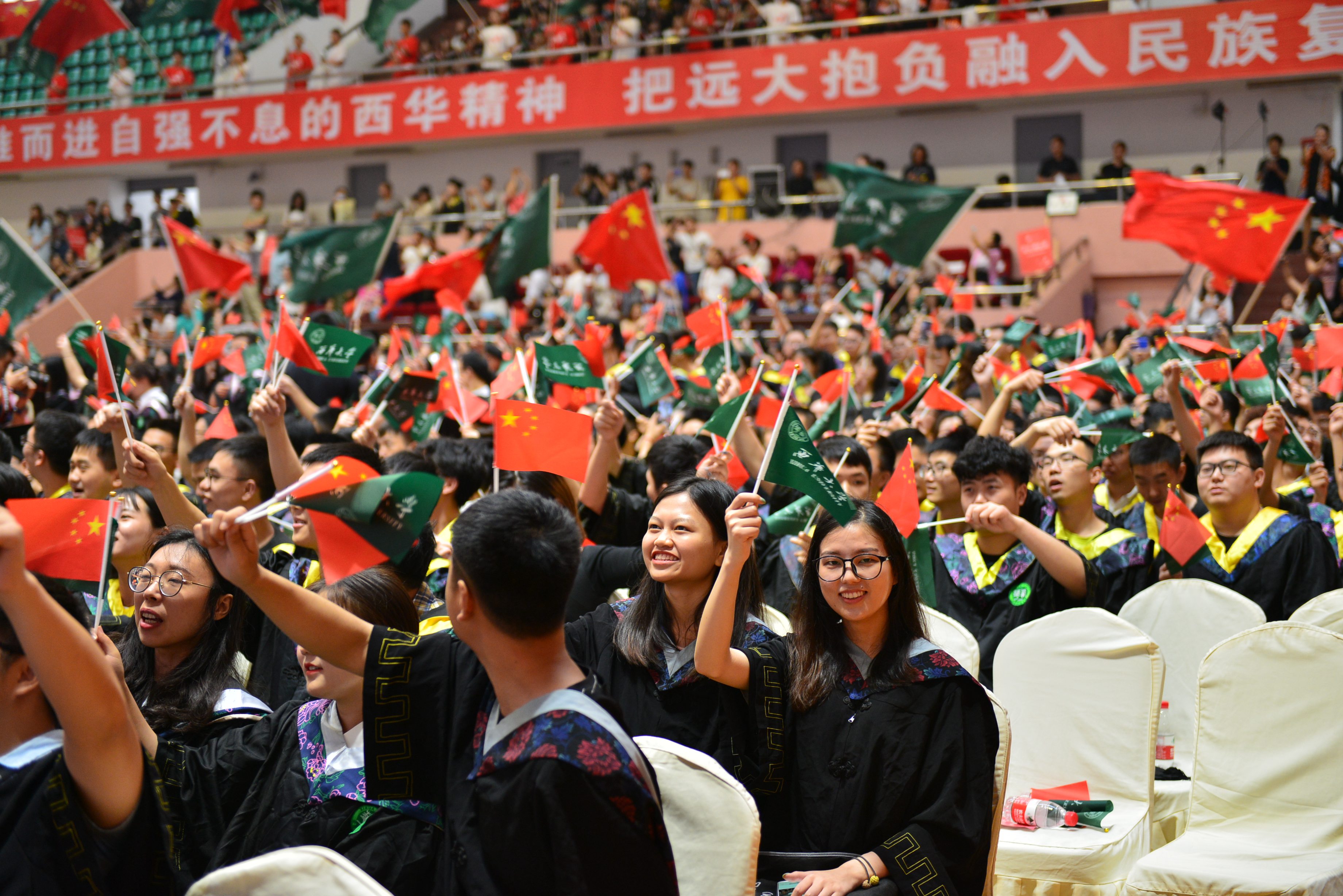 西华大学举行毕业典礼,校领导成了毕业生们的模特