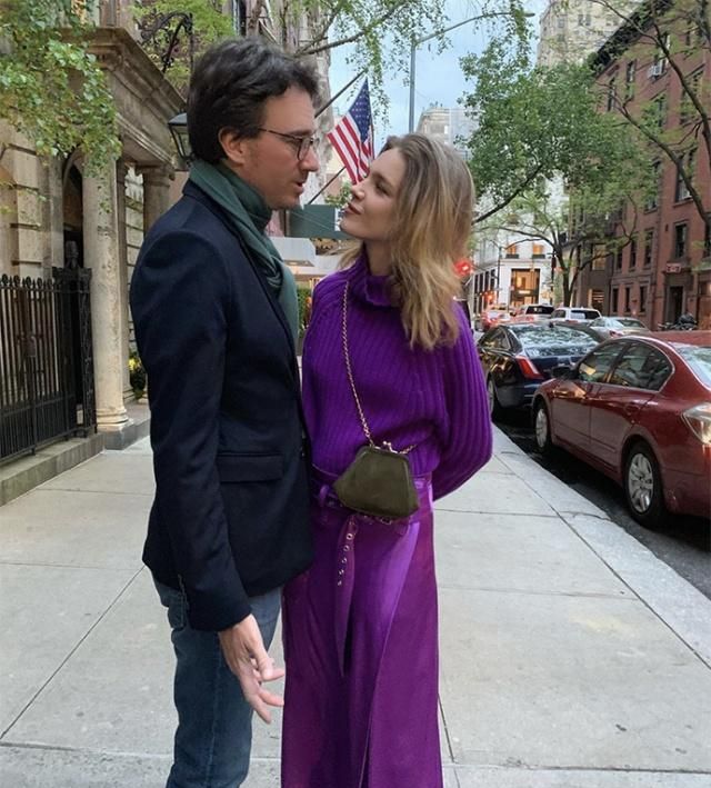 戛纳之后LV太子妃又美了!烫卷发涂红唇穿花裙,高贵感不输王妃