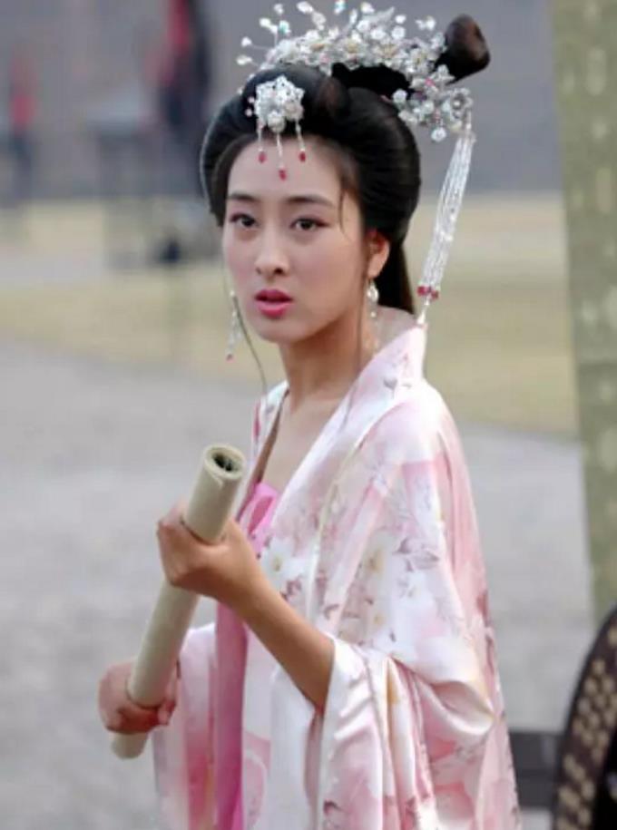 《清风明月佳人》这部写乘风破浪姐姐的剧虽未乘风破浪却值得一追