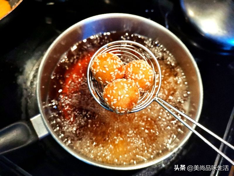 做芝麻丸子的过程中蜂蜜要加热吗,干炸丸子放熟芝麻还是生芝麻