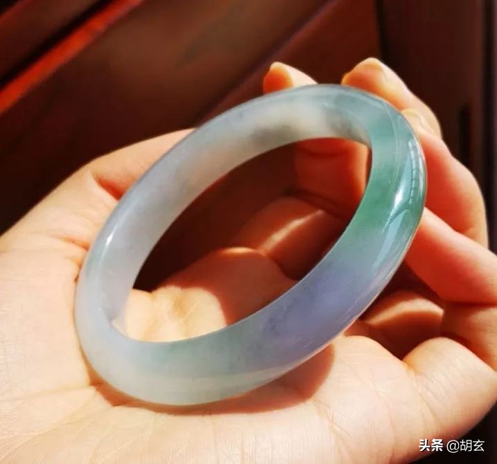 翡翠手镯怎么戴才容易,翡翠手镯怎么戴才是好的