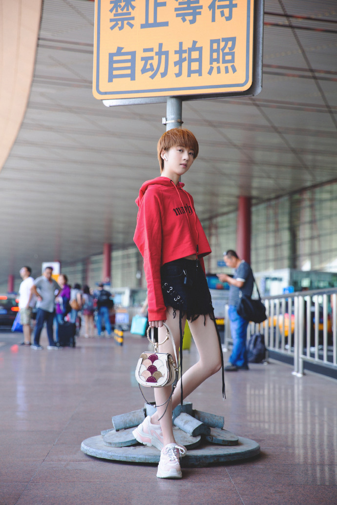 同款发型李凯馨,李凯馨白吊带搭配牛仔裤清纯写真