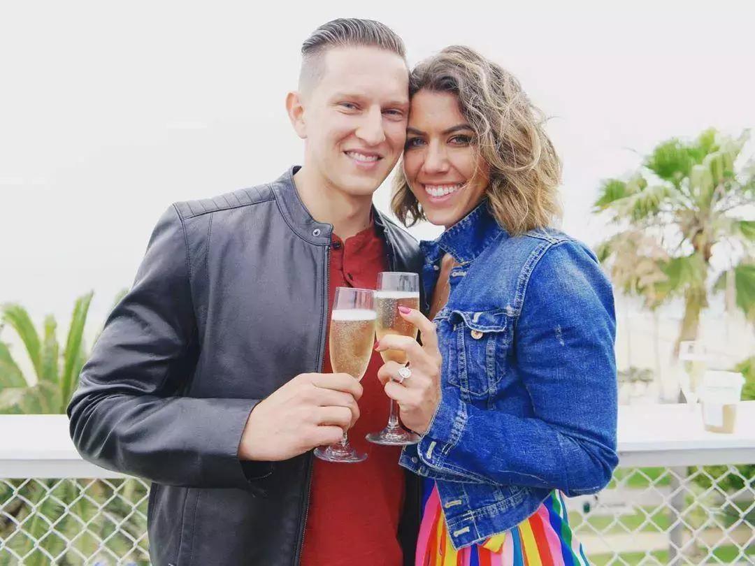 被香槟酒瓶塞打懵是一种什么体验?沙雕们纷纷给出答案