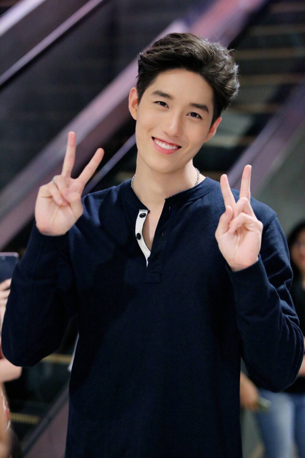 他泰韩系少年:关大爷洪34典型代表包包酷爱韩风穿搭