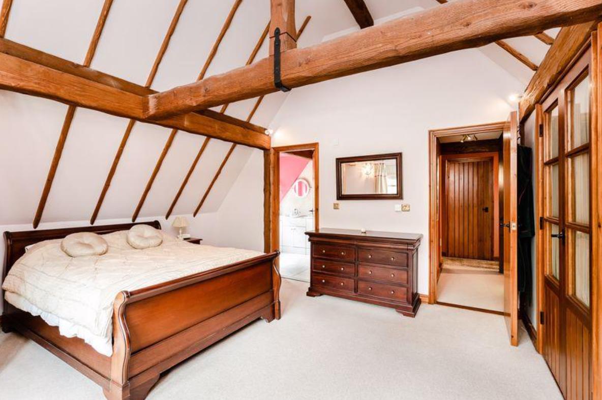 在英国100人民币能买到什么,100万英镑在英国能买什么房子