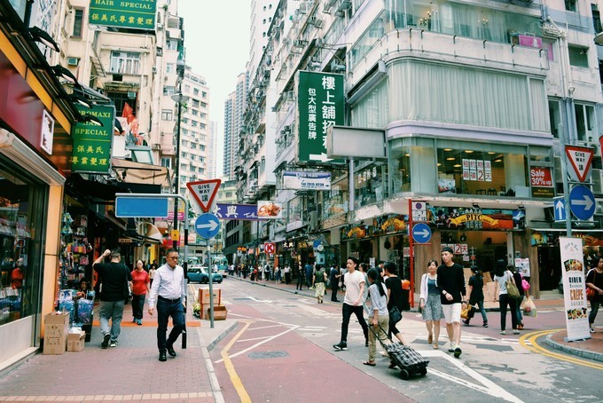 世界将我包围下一句,世界将我包围演唱